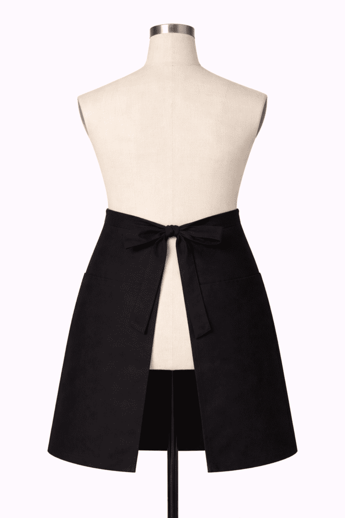 Siyah kısa belden servis önlüğü sağlam kuşak ve arka bağlama detayı