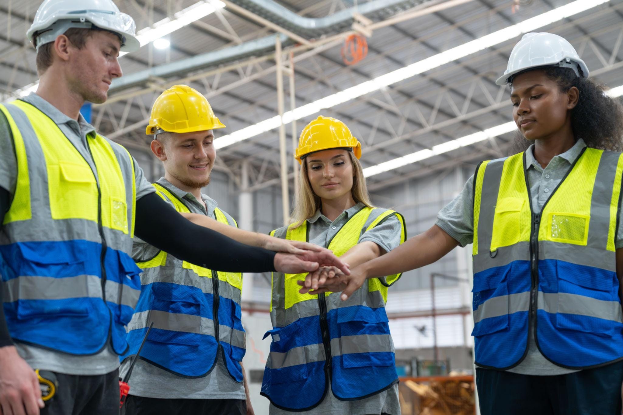 kurumsal iş güvenliği kıyafetleri giyen reflektörlü ekip çalışanları
