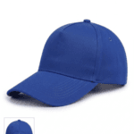 Beyaz zemin üzerinde, yan ve arka açıdan iki farklı görünümü olan, koyu mavi (saks veya lacivert) renkli, beş panelli, ayarlanabilir çıtçıtlı pamuklu promosyon beyzbol şapkası.