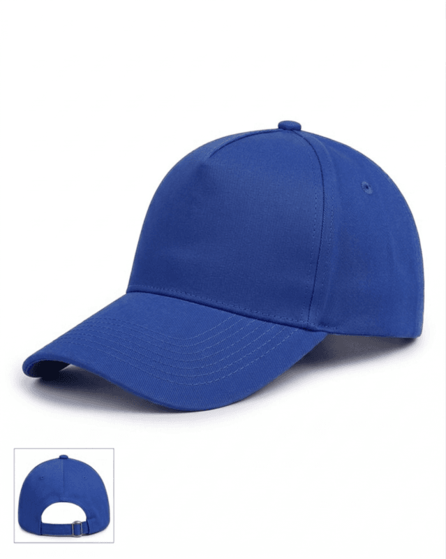 Beyaz zemin üzerinde, yan ve arka açıdan iki farklı görünümü olan, koyu mavi (saks veya lacivert) renkli, beş panelli, ayarlanabilir çıtçıtlı pamuklu promosyon beyzbol şapkası.