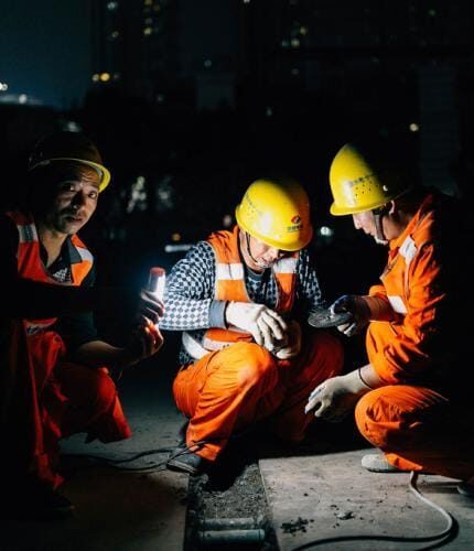 reflektörlü iş kıyafetleri giyen yüksek görünürlüklü çalışan ekip